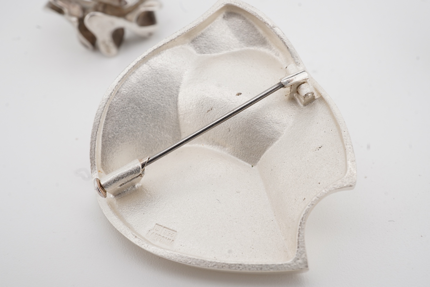 Two contemporary Finnish Lapponia 925 rings, sizes O and U, together with a similar Finnish Lapponia 925 brooch.